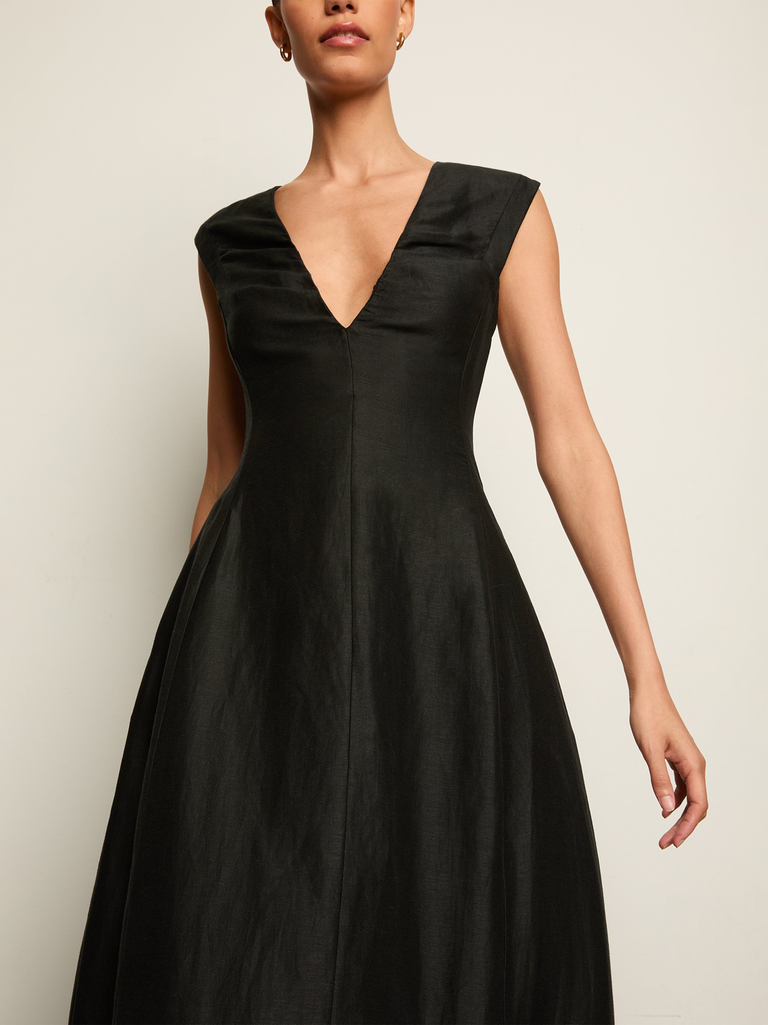 Bondi Born Bormio V-Neck Linen-Blend Dress Black – The Dress Company