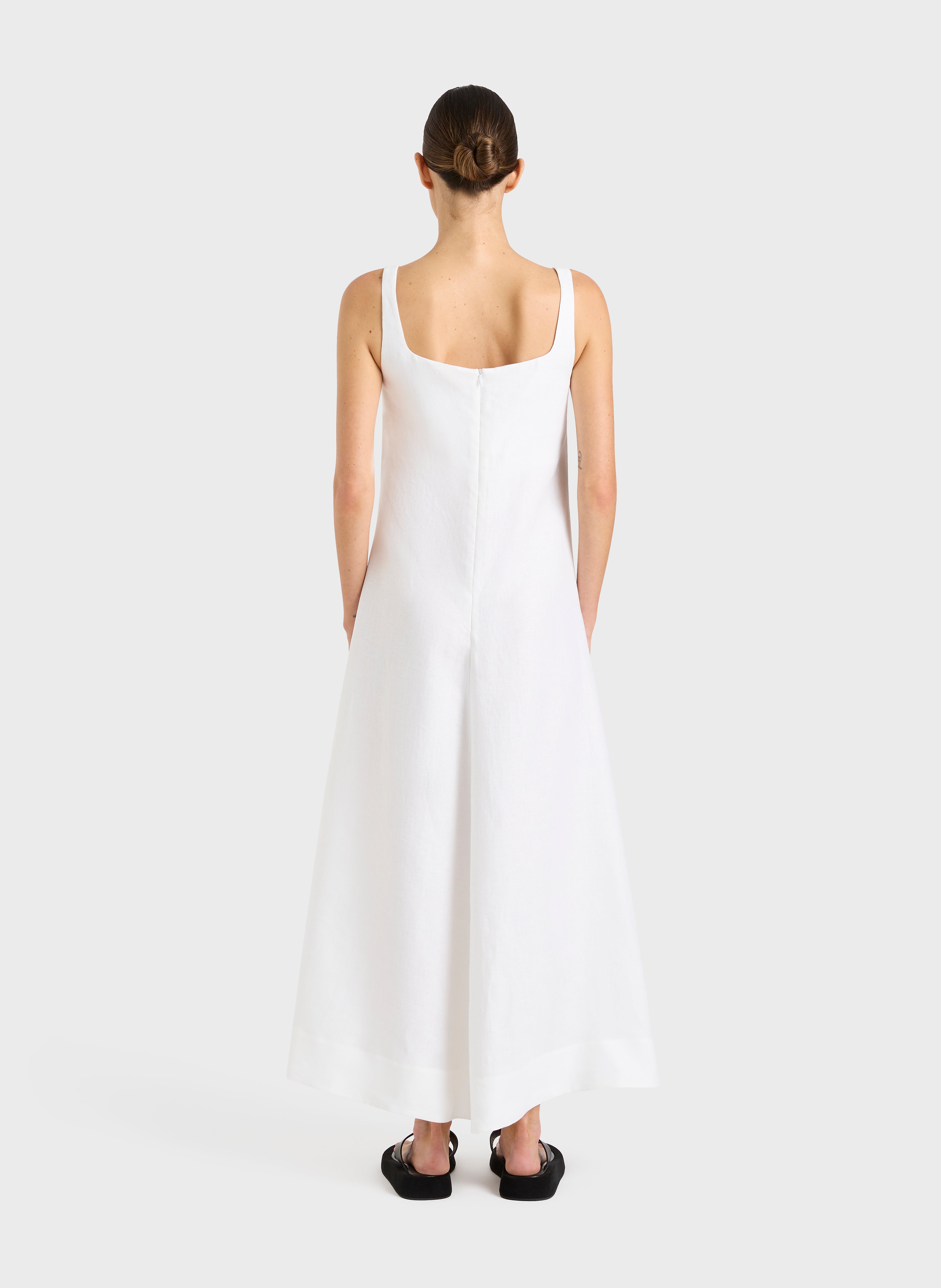 https://cdn.shopify.com/s/files/1/1919/0761/files/BONDI_BORN_Delphi_Flared_Maxi_Dress_White_Back_055caa95-78bd-4f60-956e-1fd22c3ddf7d.jpg?v=1748319654