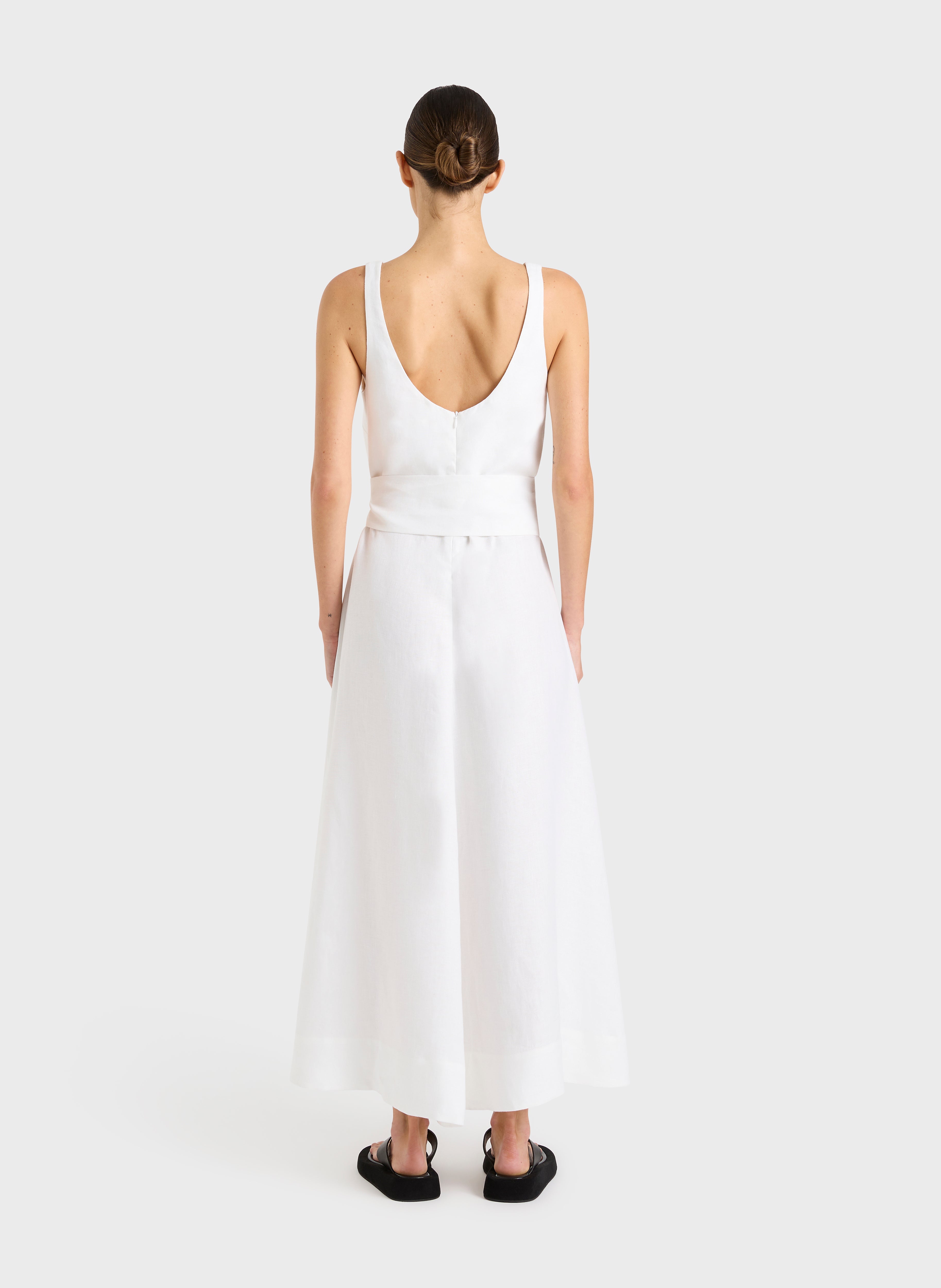 https://cdn.shopify.com/s/files/1/1919/0761/files/BONDI_BORN_Delphi_Scoop_Neck_Maxi_Dress_White_Back.jpg?v=1751342819