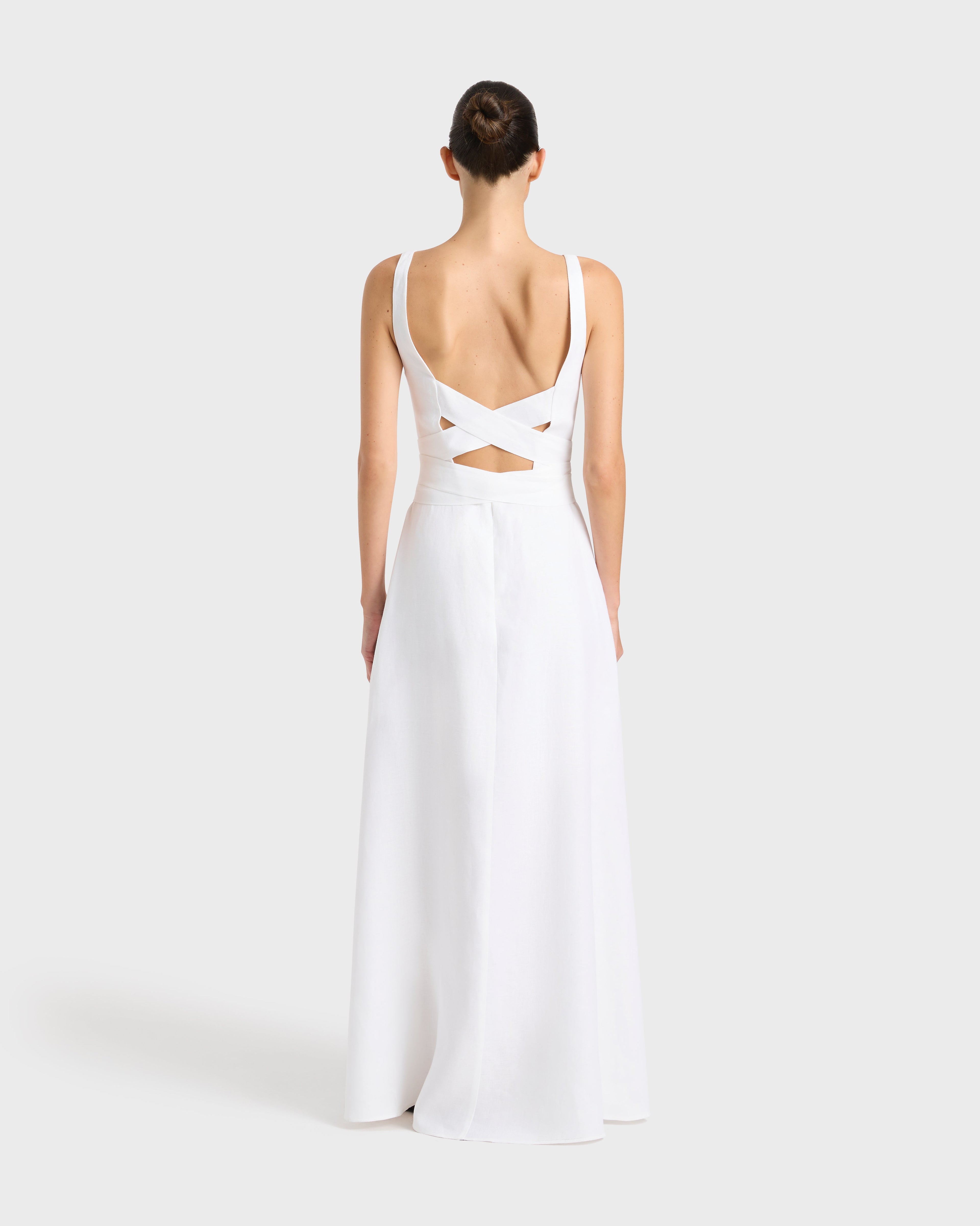 https://cdn.shopify.com/s/files/1/1919/0761/files/BONDI_BORN_Delphi_Tie_Back_Maxi_Dress_White_Back_f7c6917f-f108-4dbd-b6fc-09230ee0dd01.jpg?v=1748319352