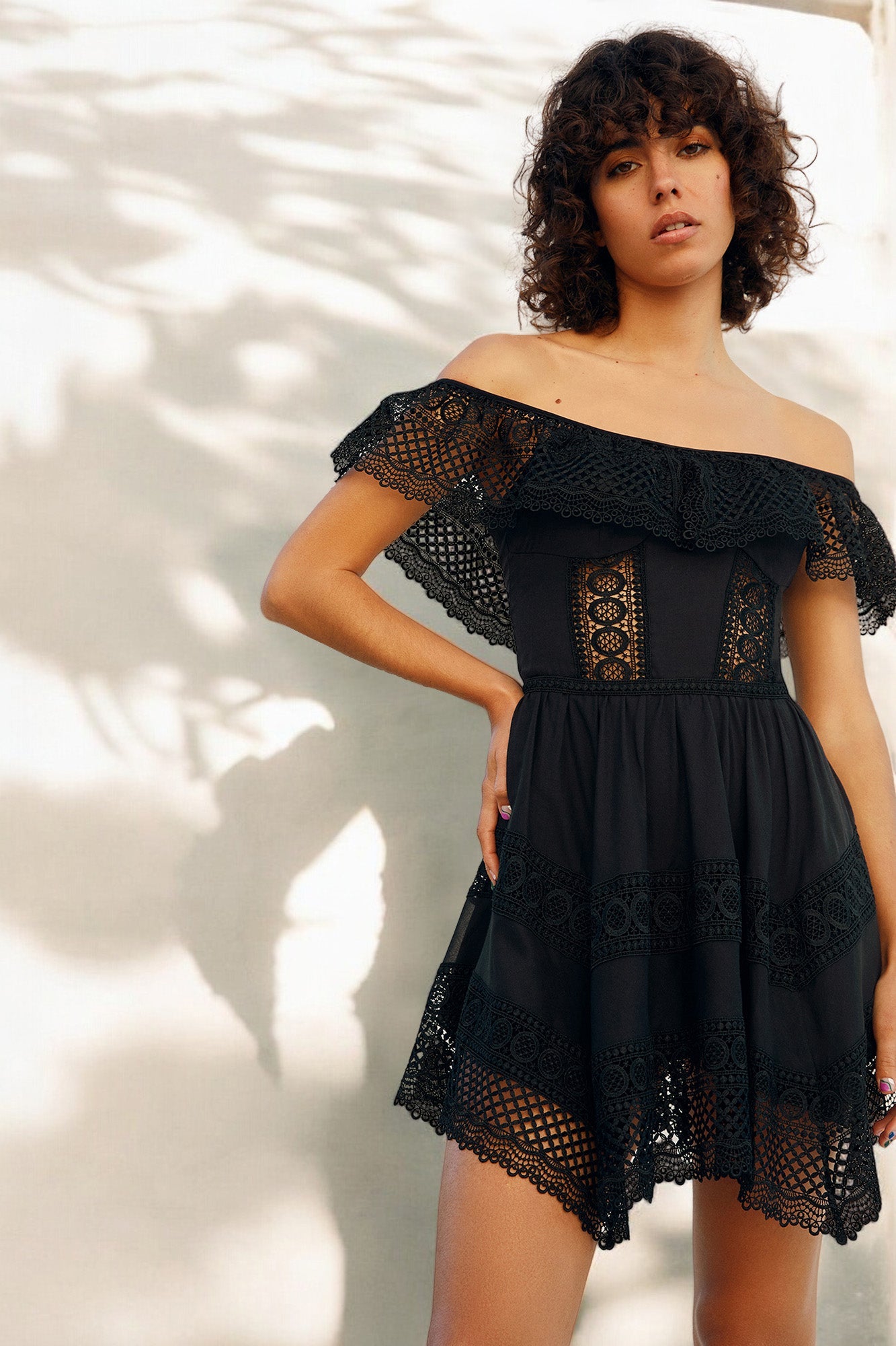 Vestido Corto Vaiana Off-Shoulder Bardot Guipur Volant Asymmetric Skirt