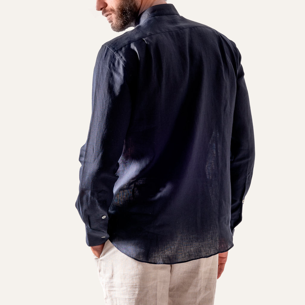 https://cdn.shopify.com/s/files/1/0853/1227/4697/files/casual_linen_shirts_navy_indossato_back_17b25aab-171c-4922-b138-b95dc33021b0.jpg?v=1741950035