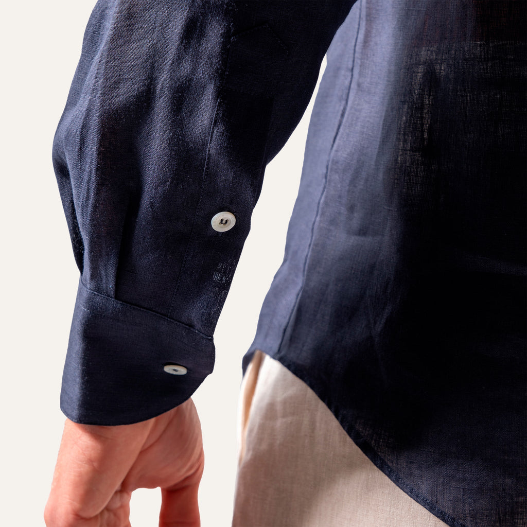https://cdn.shopify.com/s/files/1/0853/1227/4697/files/casual_linen_shirts_navy_indossato_dettaglio_3f33ec47-136b-47dd-9bc5-cc366df61439.jpg?v=1741950035