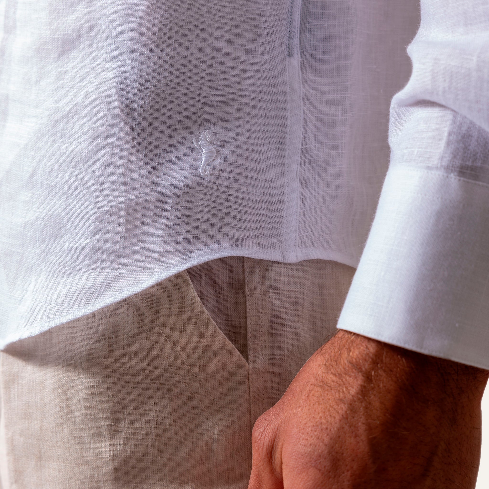 https://cdn.shopify.com/s/files/1/0853/1227/4697/files/casual_linen_shirts_white_indossato_dettaglio_e161953c-d596-4364-a813-13abff4b2e58.jpg?v=1741950048