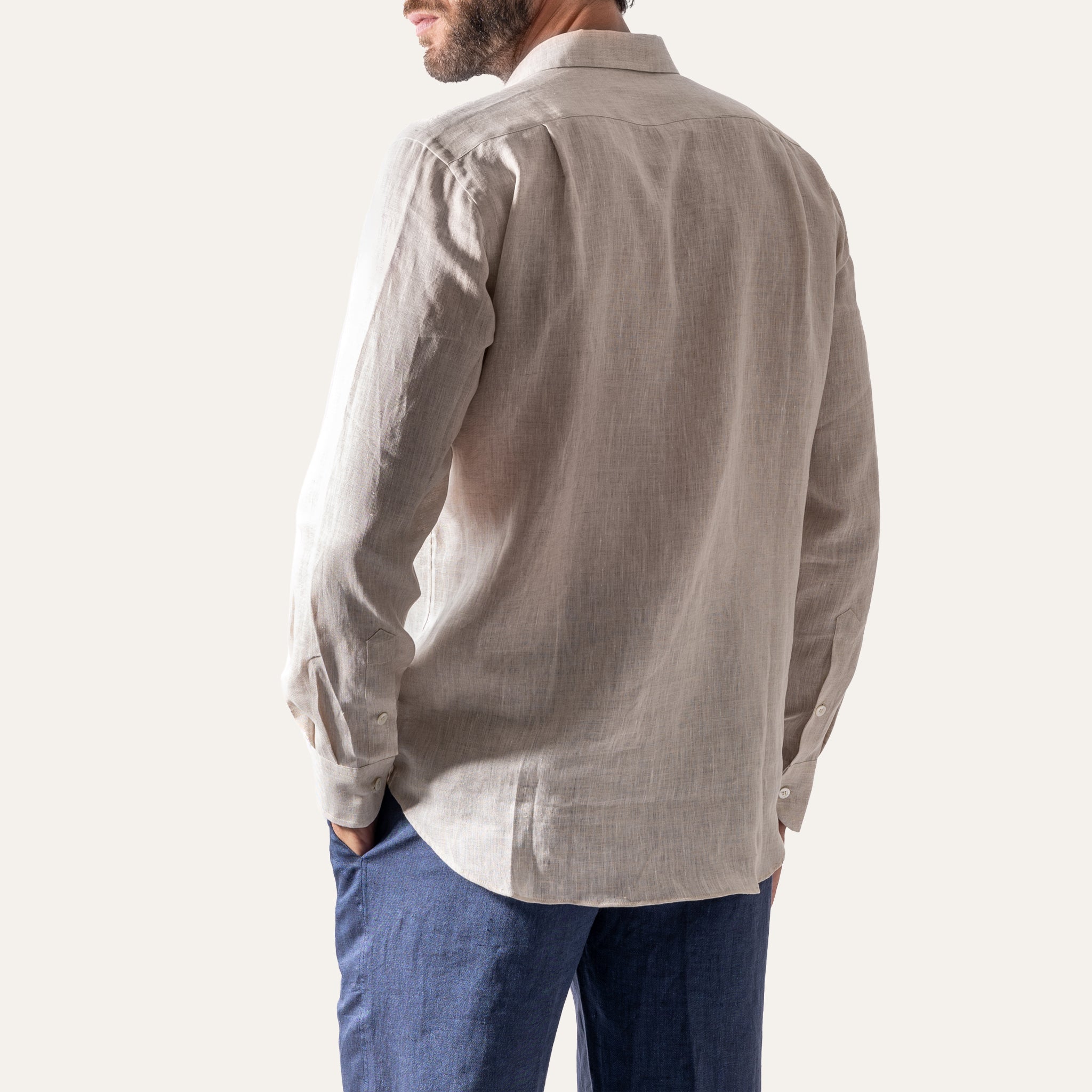 https://cdn.shopify.com/s/files/1/0853/1227/4697/files/classic_linen_shirt_sand_indossato_back_852831bb-d2bf-4345-9af2-31398ac3dacd.jpg?v=1741949056