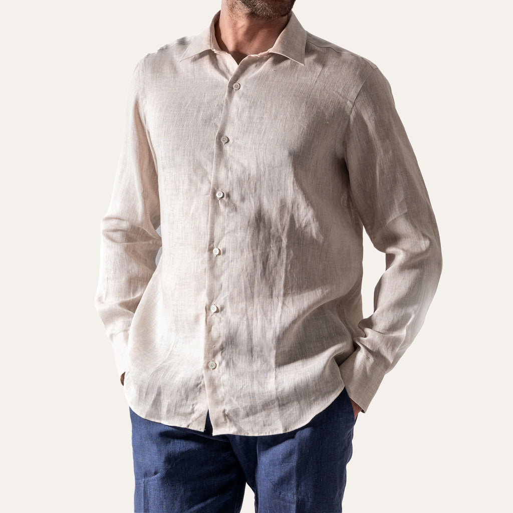 https://cdn.shopify.com/s/files/1/0853/1227/4697/files/classic_linen_shirt_sand_indossato_front_3f88f77a-05cf-454b-b95c-d94e5013dab5.jpg?v=1741949056