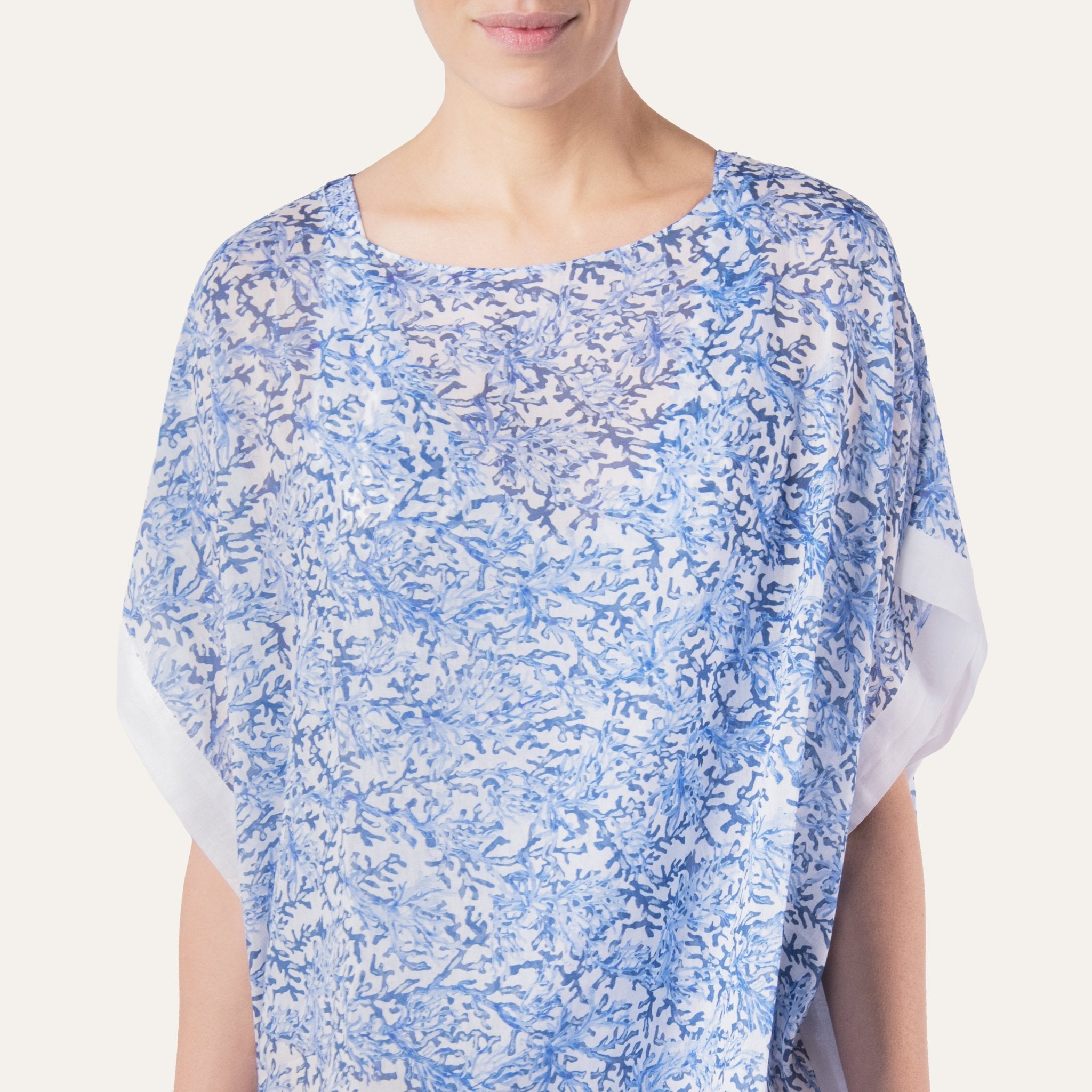 https://cdn.shopify.com/s/files/1/0853/1227/4697/files/k-a-m-p-o-s-kaftan-coral-blue-398369.jpg?v=1741945997