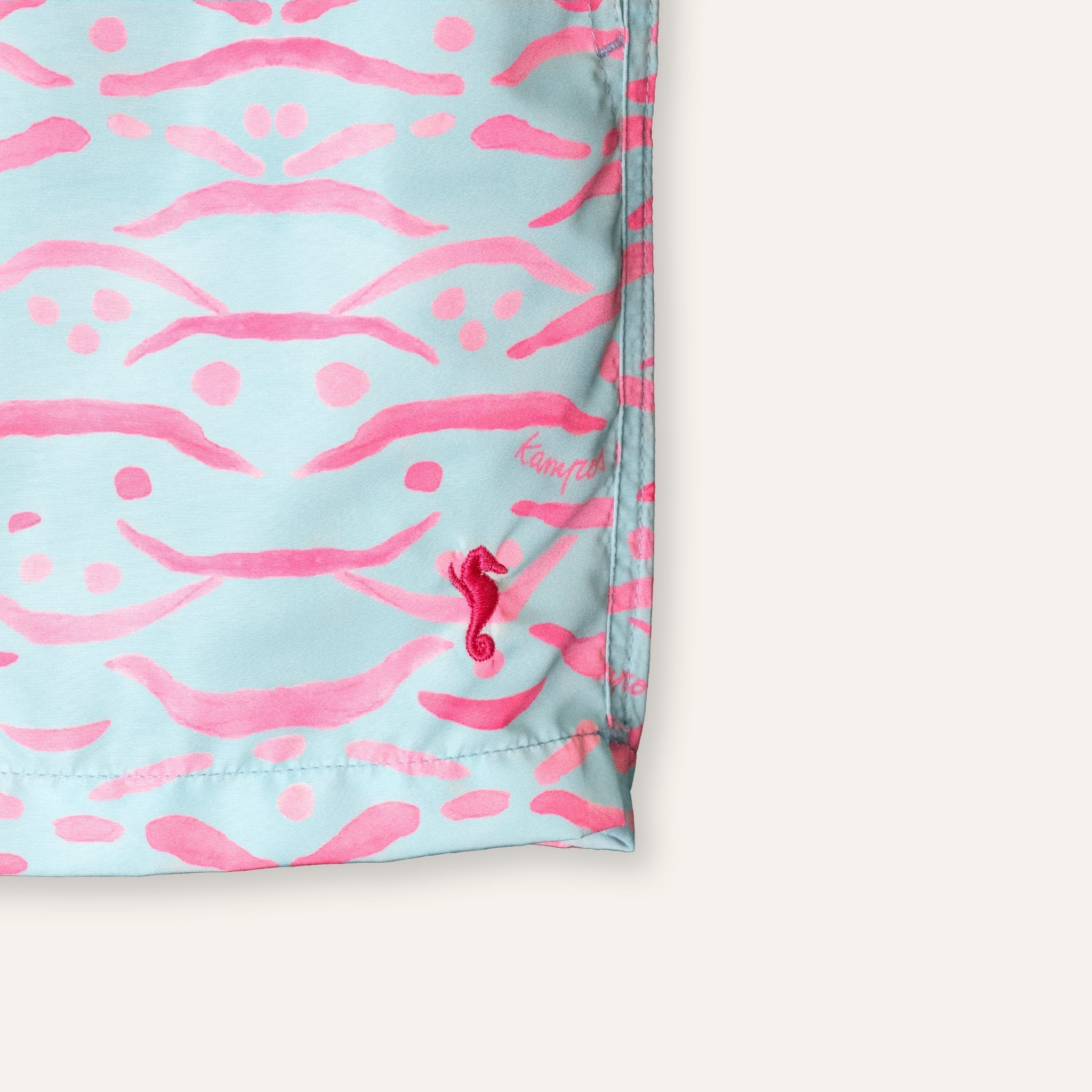 https://cdn.shopify.com/s/files/1/0853/1227/4697/files/k-a-m-p-o-s-swim-shorts-parrot-fish-792971.jpg?v=1741948206