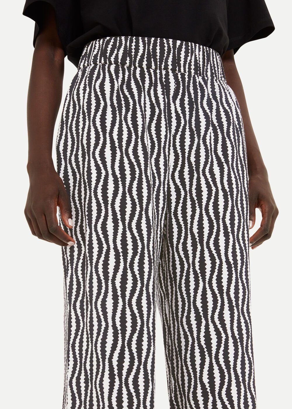 https://www.whistles.com/dw/image/v2/BDCH_PRD/on/demandware.static/-/Sites-whistles-master-catalog/default/dwe22f96aa/images/00803713000/whistles-optical-rope-cropped-trouser-black-white-03.jpg?sw=1000&sh=1400&strip=false