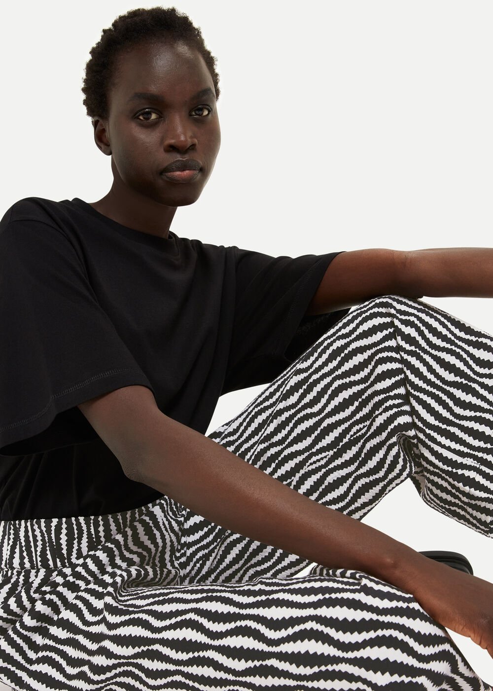https://www.whistles.com/dw/image/v2/BDCH_PRD/on/demandware.static/-/Sites-whistles-master-catalog/default/dw8eda1b7f/images/00803713000/whistles-optical-rope-cropped-trouser-black-white-04.jpg?sw=1000&sh=1400&strip=false